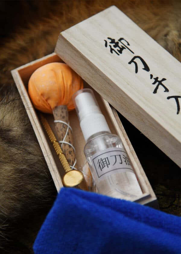 Súprava na údržbu japonských čepelí v drevenej kazete