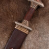 0116041200d_schwert_vendelzeit_sword_wikinger_vendelsvard_grave_32 Vendelzeit-Schwert mit Scheide, Messingheft