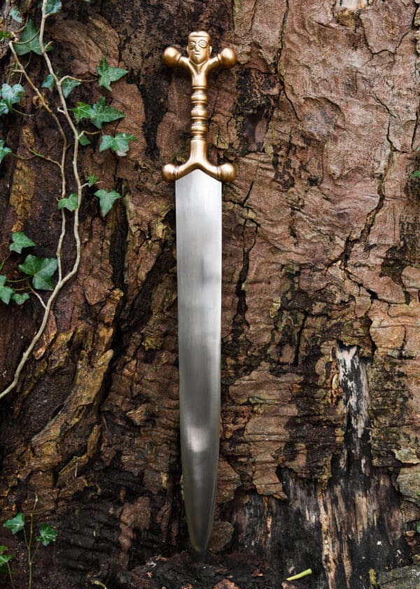 Keltischer Dolch mit Bronzegriff und Lederscheide