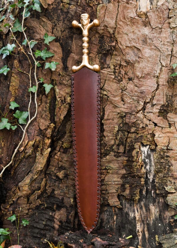 Keltischer Dolch mit Bronzegriff und Lederscheide