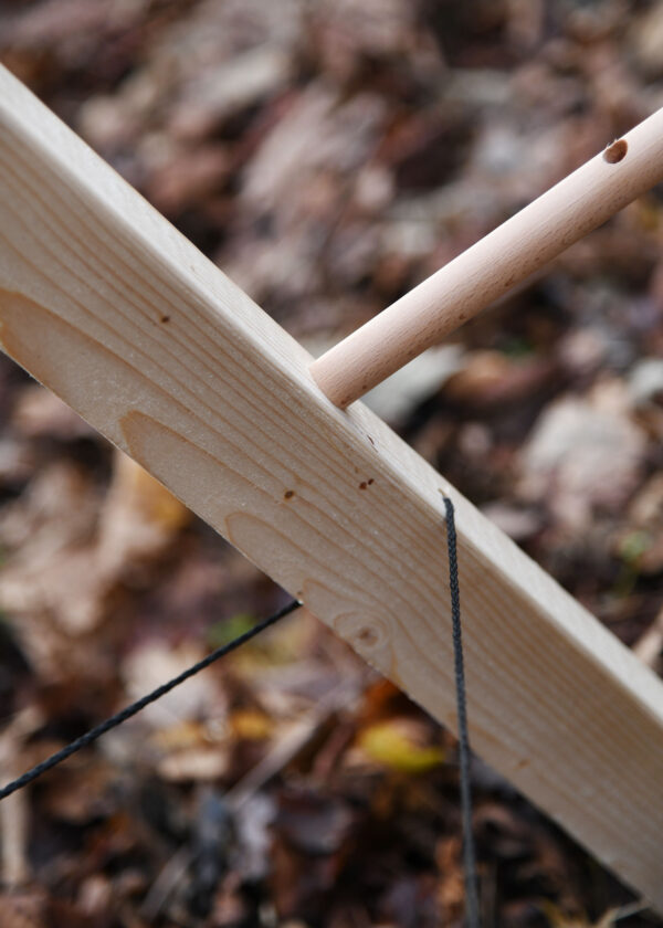 0612041300e_zielscheibenstaender_holz_bogenschiessen_mittelalter_dreibein Zielscheibenständer aus Holz