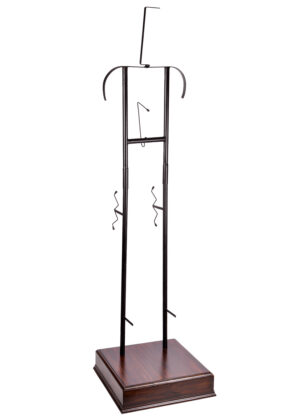 1001600500_ruestungsstaender_universell_metall_holzpodest_mittelalter_ruestung_staender Universeller Rüstungsständer aus Metall mit Podest aus braunem Holz