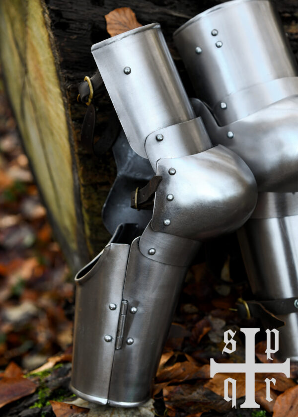 1064000013f_ruestung_armschutz_mittelalter_armzeug_ellenbogenkacheln Mittelalterliches Armzeug mit Ellbogenkacheln, 14. Jh., 1,6 mm Stahl