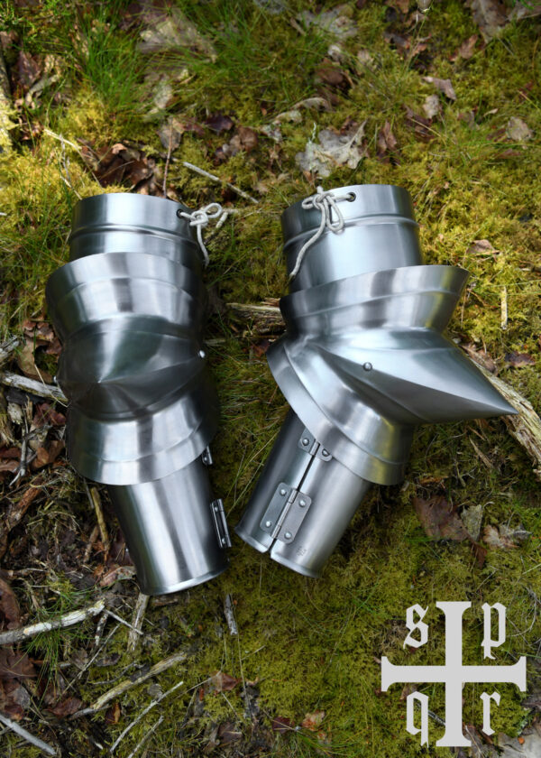 1064000092b_armschienen_gotisch_ruestung_spitze_ellenbogenkacheln_spqr Gotische Armschienen mit Spitzen Ellbogenkacheln, 15. Jh., 1,5 mm Stahl, Paar