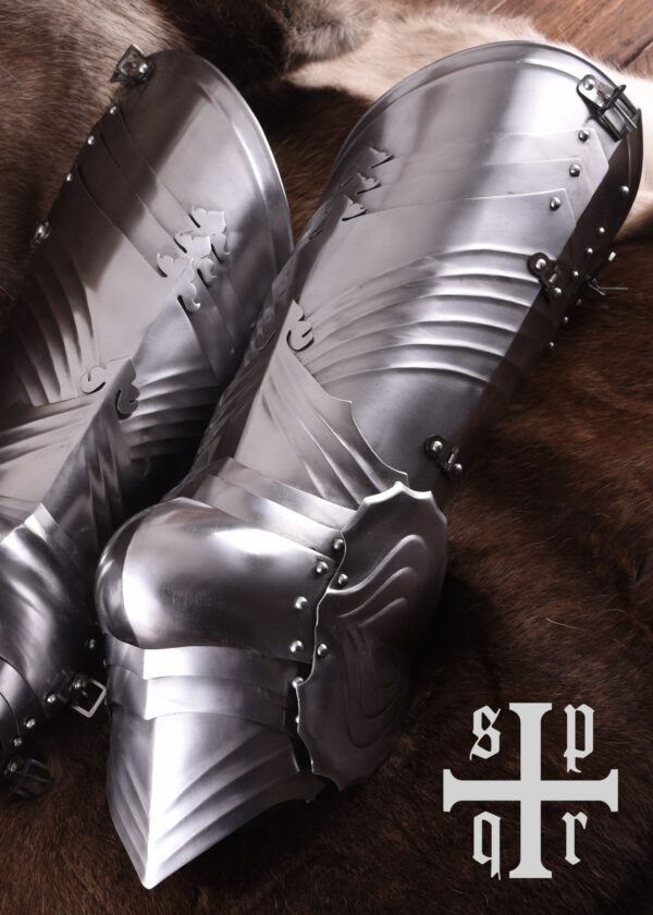 1064000111c_gothic_leg_armour_plattenruestung_beinschutz_mittelalter_spqr Gotisches Beinzeug, 15. Jahrhundert