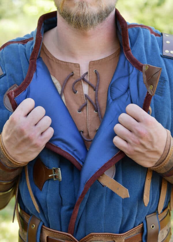 Stredoveký gambeson Vari, použitý vzhľad, modro-hnedý