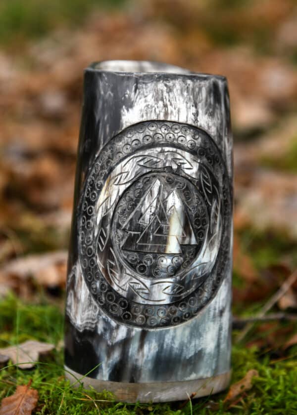 Rohovinový pohár, pivný korbeľ s dreveným dnom a motívom Valknut č.1