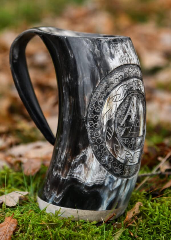 Rohovinový pohár, pivný korbeľ s dreveným dnom a motívom Valknut č.1