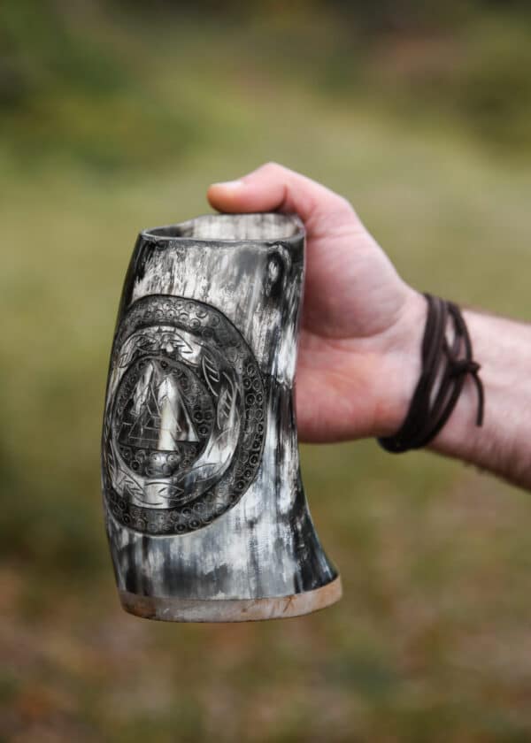 Rohovinový pohár, pivný korbeľ s dreveným dnom a motívom Valknut č.1