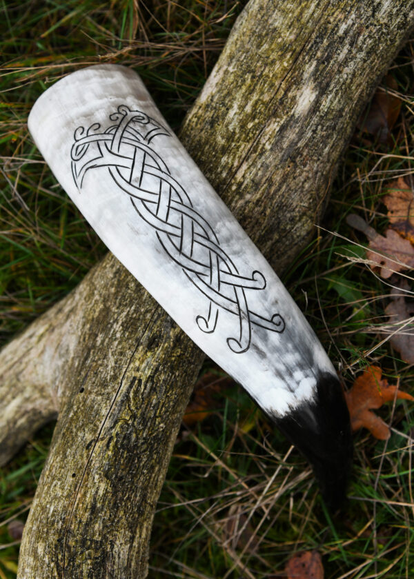1375884014b_trinkhorn_mit_carving_horn_lagerleben_mittelalter Vikingský pitný roh s havranmi v uzlovom vzore