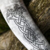 1375884014c_trinkhorn_mit_carving_horn_lagerleben_mittelalter Vikingský pitný roh s havranmi v uzlovom vzore