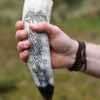 1375884014g_trinkhorn_mit_carving_horn_lagerleben_mittelalter Vikingský pitný roh s havranmi v uzlovom vzore