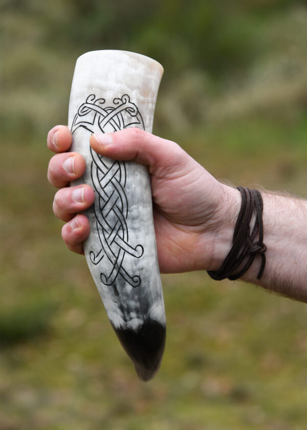 1375884014g_trinkhorn_mit_carving_horn_lagerleben_mittelalter Vikingský pitný roh s havranmi v uzlovom vzore