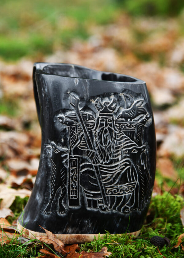 1375884016b_hornbecher_horn_becher_carving_holzfussboden_mittelalter_lagerleben Rohovinový pohár, korbeľ s dreveným dnom a motívom Odina