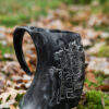 1375884016c_hornbecher_horn_becher_carving_holzfussboden_mittelalter_lagerleben-1 Rohovinový pohár, korbeľ s dreveným dnom a motívom Odina
