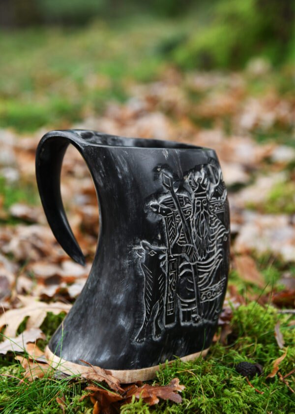 1375884016c_hornbecher_horn_becher_carving_holzfussboden_mittelalter_lagerleben-1 Rohovinový pohár, korbeľ s dreveným dnom a motívom Odina