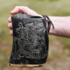 1375884016h_hornbecher_horn_becher_carving_holzfussboden_mittelalter_lagerleben Rohovinový pohár, korbeľ s dreveným dnom a motívom Odina