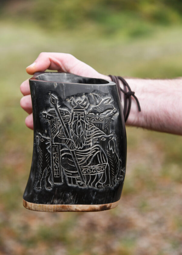 1375884016h_hornbecher_horn_becher_carving_holzfussboden_mittelalter_lagerleben Rohovinový pohár, korbeľ s dreveným dnom a motívom Odina