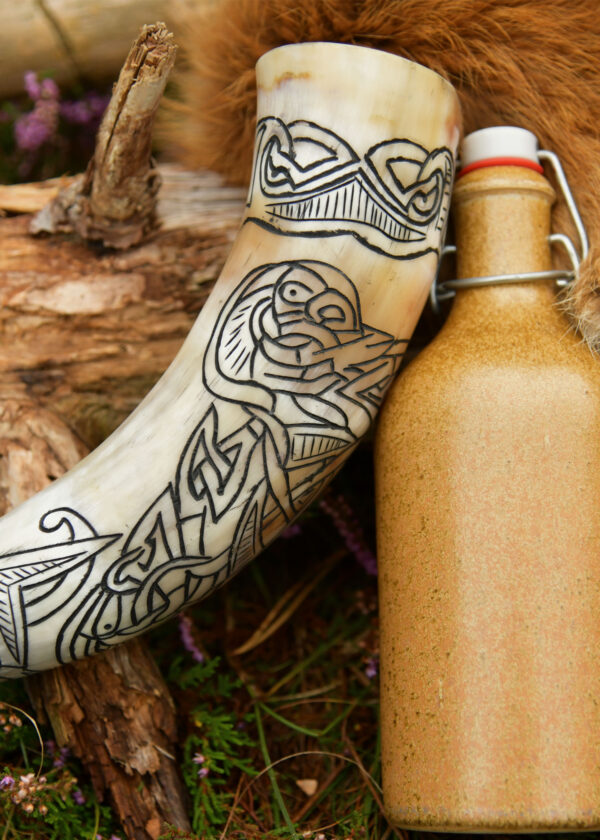 1375884019d_trinkhorn_wikingertrinkhorn_fenrirmotiv_horn_lagerleben_mittelalter-2 Vikingský pitný roh s motívom Fenrira