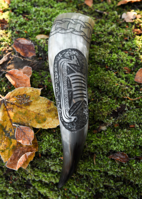 Vikingský pitný roh s motívom vikingskej lode