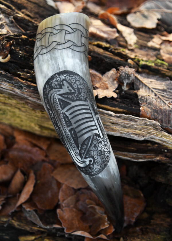 Vikingský pitný roh s motívom vikingskej lode