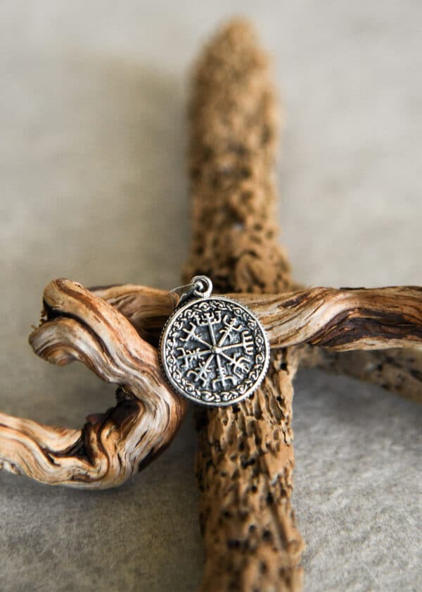 Prívesok na retiazku zo striebra – Vegvísir
