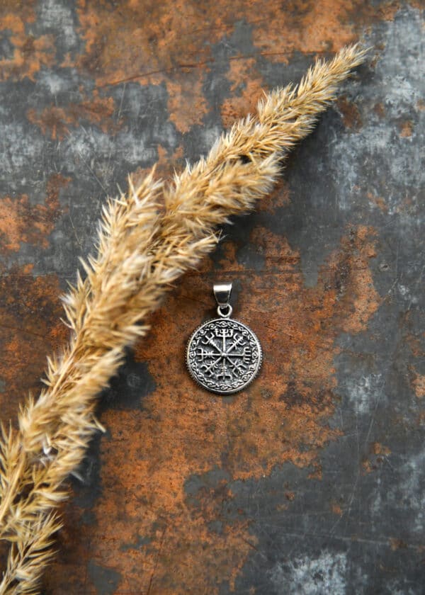 Prívesok na retiazku zo striebra – Vegvísir