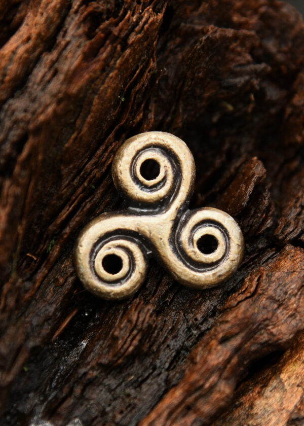 1416950240c_triskele_klein_keltisch_messing_schmuck_diyprojekte_lagerleben_mittelalter Malá keltská triskela z mosadze, kovanie pre DIY projekty (6 kusov)