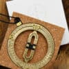 Tragbare Ringsonnenuhr und Sonnenkompass aus Messing