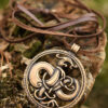 1480000028b_kettenanhaenger_drache_urnesstil_kette_schmuck_mittelalter Prívesok na reťaz – drak v štýle Urnes, bronz