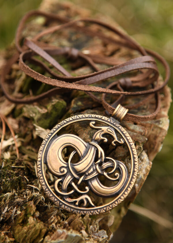 1480000028b_kettenanhaenger_drache_urnesstil_kette_schmuck_mittelalter Prívesok na reťaz – drak v štýle Urnes, bronz