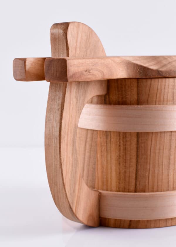 Bierkrug mit Klappdeckel aus Holz