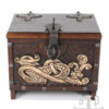 1564000137_spqr_viking_coffin_wood_33x25x28-1 Wikinger Holzkiste mit Midgardschlangen-Motiv, ca. 33 x 25 x 28 cm