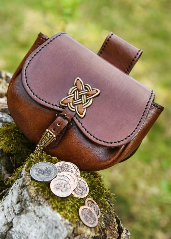 Gürteltasche mit keltischen Zierbeschlägen