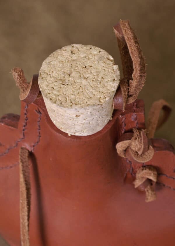 Feldflasche aus Stahl, mit Leder bezogen