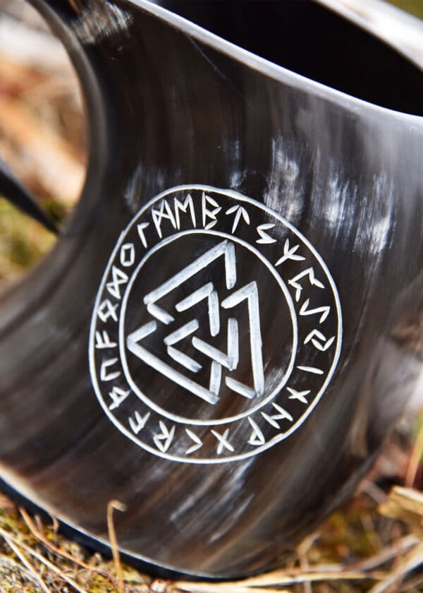 Korbeľ z rohoviny – Valknut