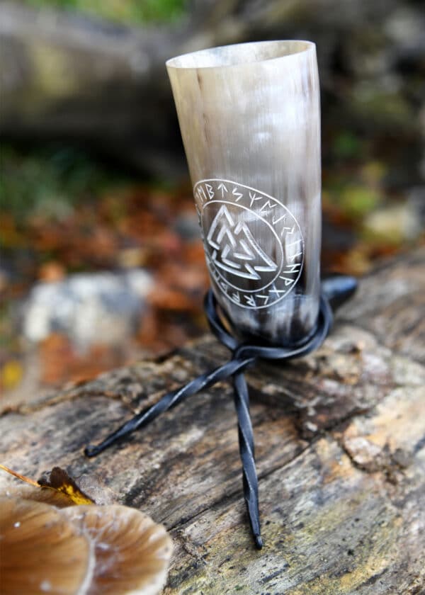 Pitný roh so stojanom – Valknut
