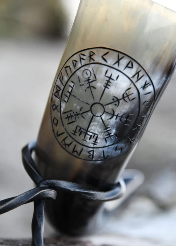 Pitný roh so stojanom – Vegvísir