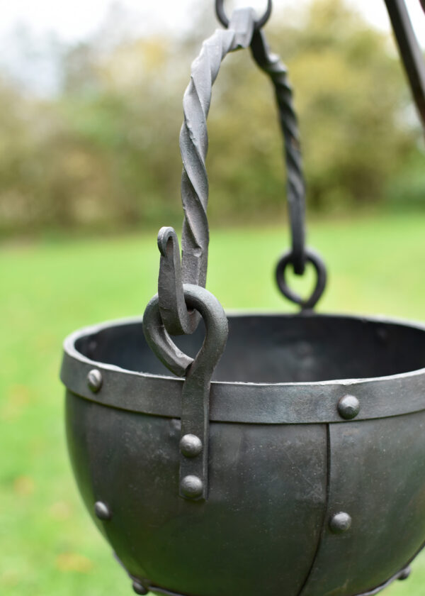 1916436000c_lagertopf_cauldron_mittelalter-1 Kleiner vernieteter Lagertopf, ca. 3,5 Liter