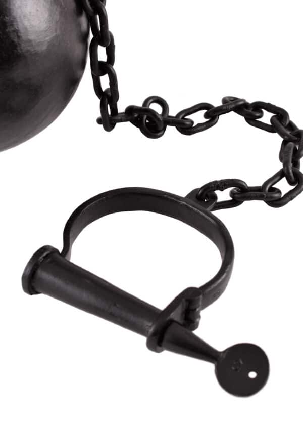 Sträflingskugel, Fußschelle mit Kette und Eisenkugel