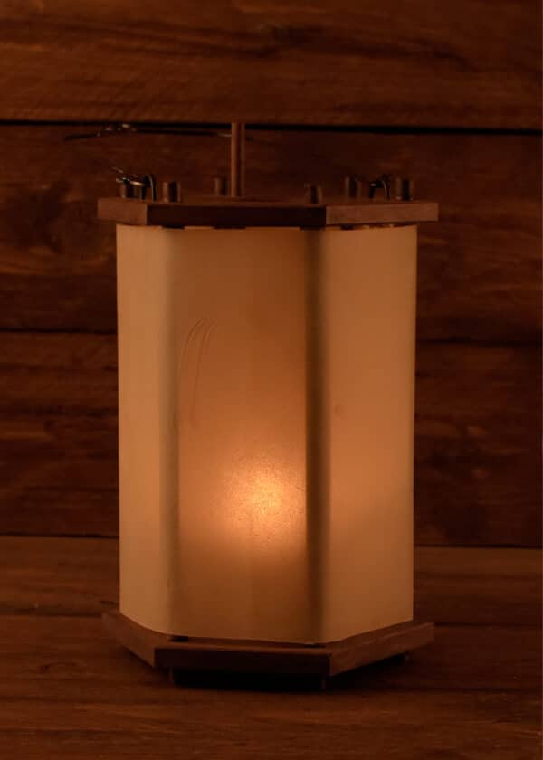 Lampáš z dreva so surovou kožou