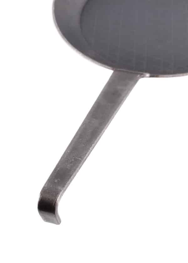 Panvica s kovanou rukoväťou s hákom, cca 24 cm