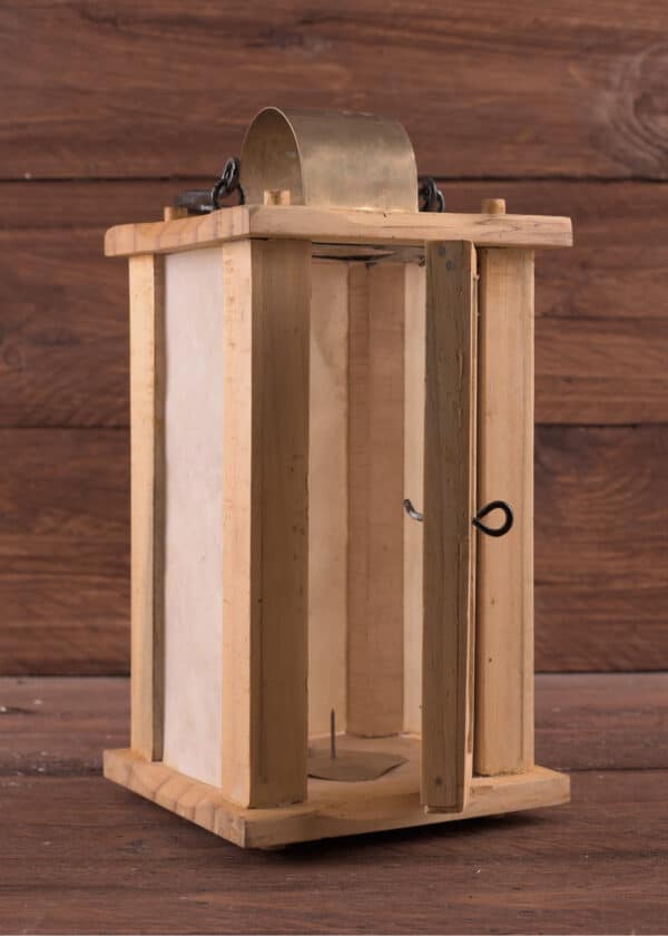 Holzlaterne mit Rohhaut-Fenstern