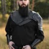 Leder Schulterschutz Balor mit Metalldetails, schwarz