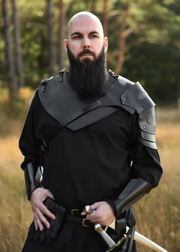Leder Schulterschutz Balor mit Metalldetails, schwarz