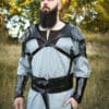 Leder Schulterschutz Balor mit Metalldetails, schwarz