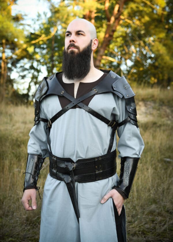 Leder Schulterschutz Balor mit Metalldetails, schwarz