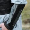 Leder Armschützer Balor mit Metalldetails, schwarz