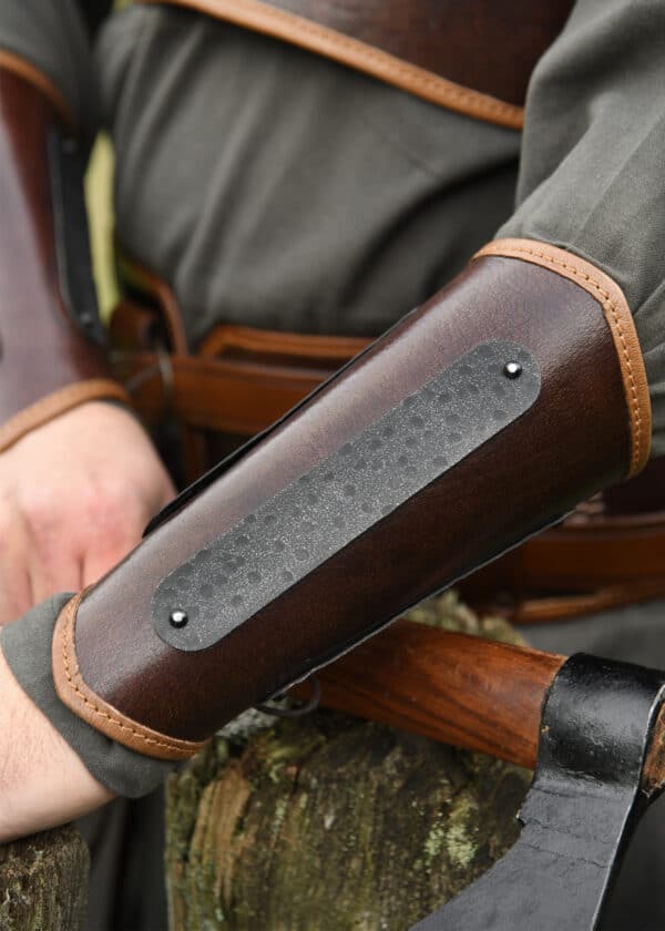 Leder Armschützer Arnulf mit Metalldetails, braun