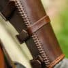Leder Armschützer Arnulf mit Schnallen, braun